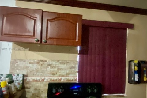 House in Miami, Florida 5 bedrooms, 156.82 sq.m. № 2012800 - photo 16