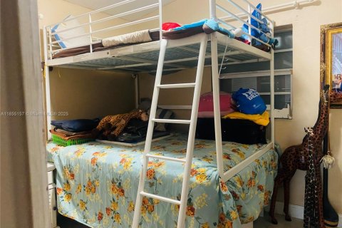 House in Miami, Florida 5 bedrooms, 156.82 sq.m. № 2012800 - photo 25