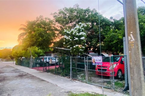 House in Miami, Florida 5 bedrooms, 156.82 sq.m. № 2012800 - photo 10