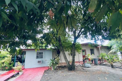 House in Miami, Florida 5 bedrooms, 156.82 sq.m. № 2012800 - photo 9