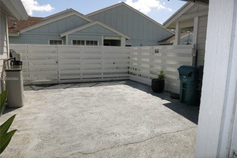 House in Miami, Florida 2 bedrooms, 90.95 sq.m. № 2066502 - photo 24