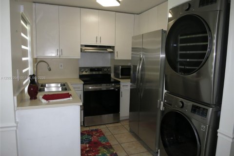 House in Miami, Florida 2 bedrooms, 90.95 sq.m. № 2066502 - photo 8
