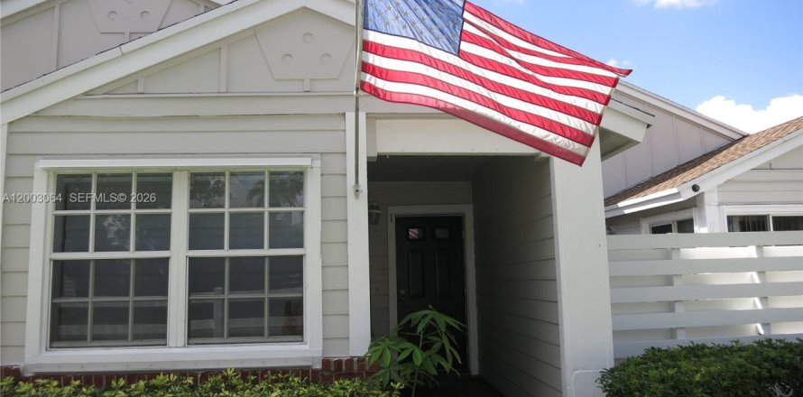 House in Miami, Florida 2 bedrooms, 90.95 sq.m. № 2066502