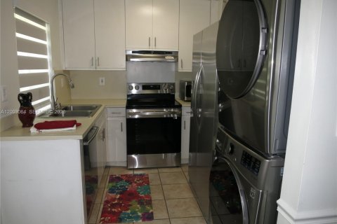 House in Miami, Florida 2 bedrooms, 90.95 sq.m. № 2066502 - photo 9