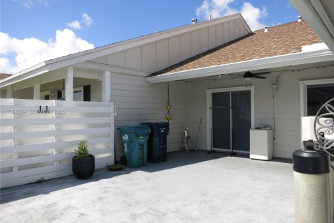 House in Miami, Florida 2 bedrooms, 90.95 sq.m. № 2066502 - photo 25