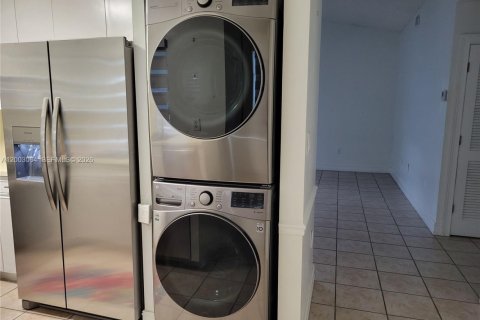 House in Miami, Florida 2 bedrooms, 90.95 sq.m. № 2066502 - photo 13