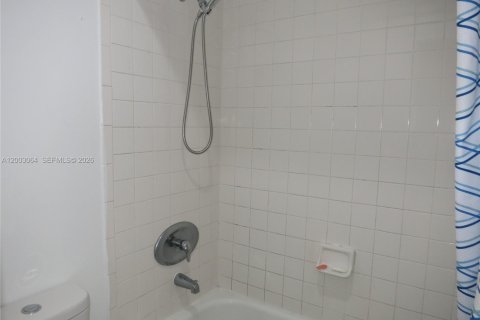 House in Miami, Florida 2 bedrooms, 90.95 sq.m. № 2066502 - photo 19