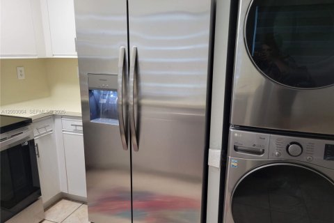 House in Miami, Florida 2 bedrooms, 90.95 sq.m. № 2066502 - photo 11