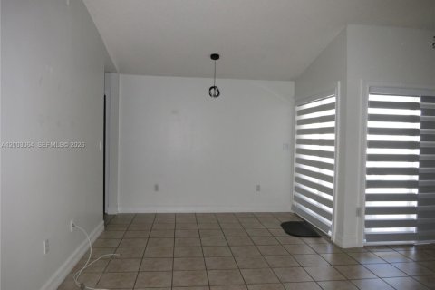 House in Miami, Florida 2 bedrooms, 90.95 sq.m. № 2066502 - photo 7
