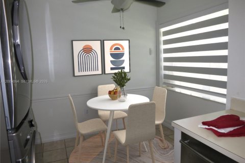 House in Miami, Florida 2 bedrooms, 90.95 sq.m. № 2066502 - photo 14