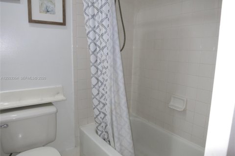 House in Miami, Florida 2 bedrooms, 90.95 sq.m. № 2066502 - photo 23