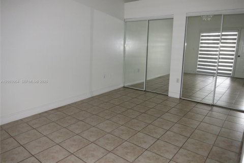 House in Miami, Florida 2 bedrooms, 90.95 sq.m. № 2066502 - photo 17