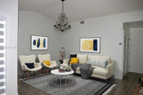 House in Miami, Florida 2 bedrooms, 90.95 sq.m. № 2066502 - photo 2