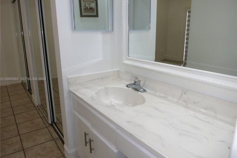 House in Miami, Florida 2 bedrooms, 90.95 sq.m. № 2066502 - photo 18