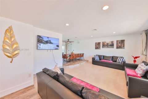 Casa en venta en Cape Coral, Florida, 3 dormitorios, 181.9 m2 № 2252854 - foto 2