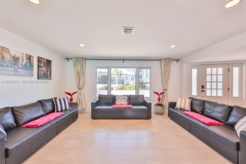 Casa en venta en Cape Coral, Florida, 3 dormitorios, 181.9 m2 № 2252854 - foto 5