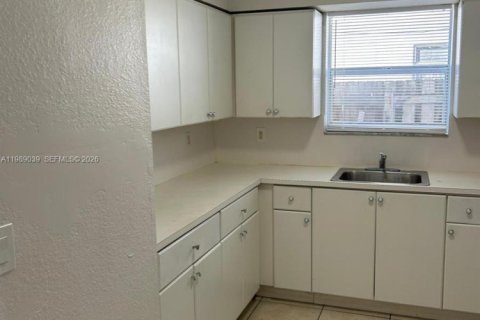 Appartement à louer à Hialeah, Floride: 2 chambres, 389.45 m2 № 2051476 - photo 9