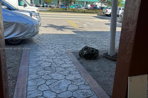 Appartement à louer à Hialeah, Floride: 2 chambres, 389.45 m2 № 2051476 - photo 10