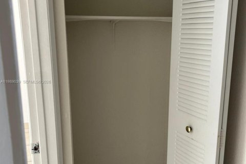 Appartement à louer à Hialeah, Floride: 2 chambres, 389.45 m2 № 2051476 - photo 3