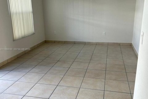 Appartement à louer à Hialeah, Floride: 2 chambres, 389.45 m2 № 2051476 - photo 6