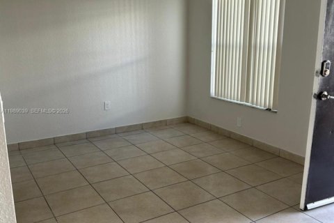 Appartement à louer à Hialeah, Floride: 2 chambres, 389.45 m2 № 2051476 - photo 2