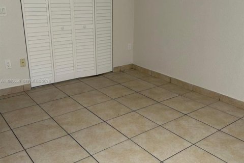 Appartement à louer à Hialeah, Floride: 2 chambres, 389.45 m2 № 2051476 - photo 8