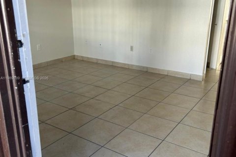 Appartement à louer à Hialeah, Floride: 2 chambres, 389.45 m2 № 2051476 - photo 4