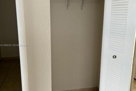 Appartement à louer à Hialeah, Floride: 2 chambres, 389.45 m2 № 2051476 - photo 5