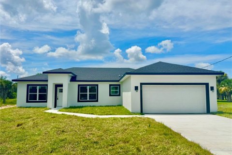 House in Palm Bay, Florida 4 bedrooms, 175.96 sq.m. № 1853964 - photo 1