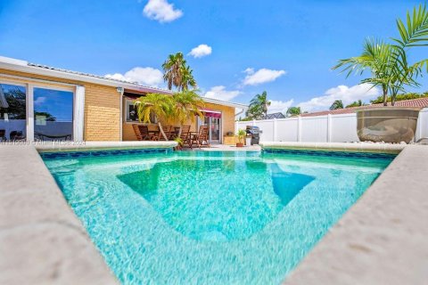 Снять в аренду виллу или дом в Форт-Лодердейл, Флорида 4 спальни, 196.58м2, № 1959493 - фото 1