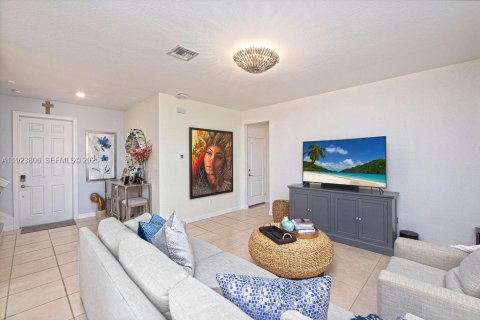 Купить виллу или дом в Порт-Сент-Луси, Флорида 4 спальни, 211.35м2, № 1988461 - фото 13