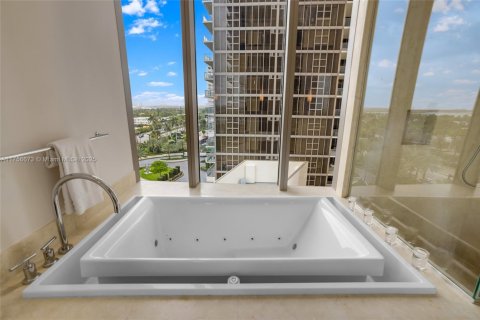 Condo in Bal Harbour, Florida, 2 bedrooms  № 1860509 - photo 18