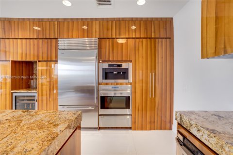Condo in Bal Harbour, Florida, 2 bedrooms  № 1860509 - photo 13