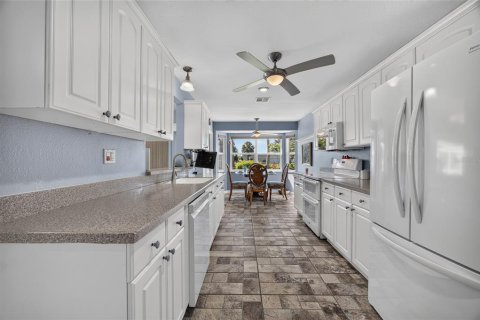 House in Port Charlotte, Florida 3 bedrooms, 146.69 sq.m. № 2258267 - photo 14
