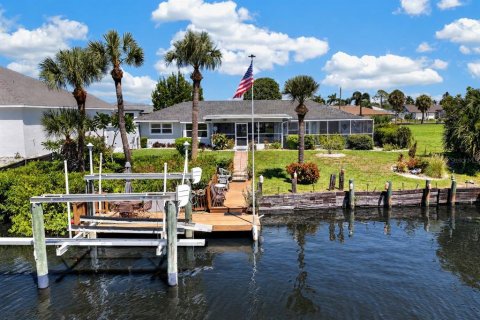 House in Port Charlotte, Florida 3 bedrooms, 146.69 sq.m. № 2258267 - photo 2