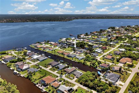 House in Port Charlotte, Florida 3 bedrooms, 146.69 sq.m. № 2258267 - photo 3