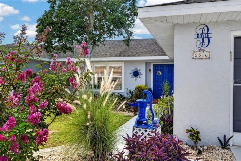 House in Port Charlotte, Florida 3 bedrooms, 146.69 sq.m. № 2258267 - photo 5