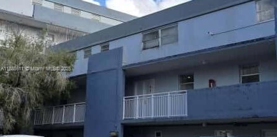 Estudio en el Condominio en Miami, Florida  № 1942643