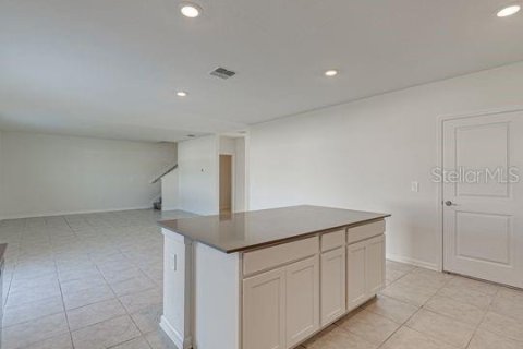 House in Davenport, Florida 4 bedrooms, 247.58 sq.m. № 1906034 - photo 11