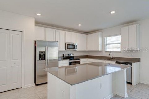 House in Davenport, Florida 4 bedrooms, 247.58 sq.m. № 1906034 - photo 12