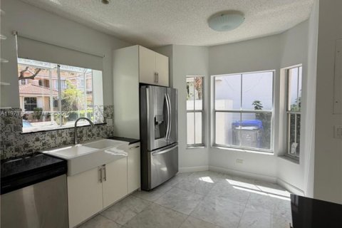 Condominio en alquiler en Hollywood, Florida, 3 dormitorios, 149.02 m2 № 2033442 - foto 2