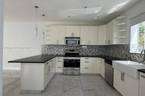 Condominio en alquiler en Hollywood, Florida, 3 dormitorios, 149.02 m2 № 2033442 - foto 5