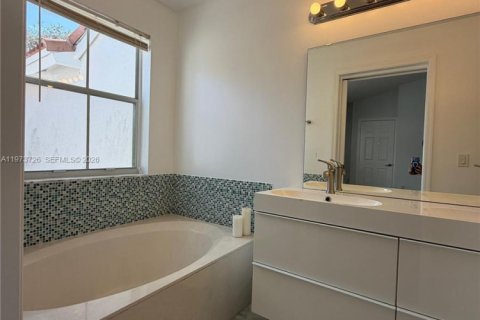 Condominio en alquiler en Hollywood, Florida, 3 dormitorios, 149.02 m2 № 2033442 - foto 18