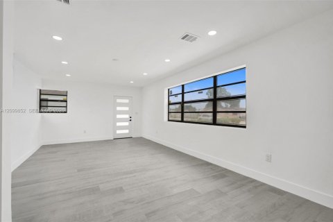 House in North Miami Beach, Florida 3 bedrooms, 117.43 sq.m. № 2400598 - photo 24