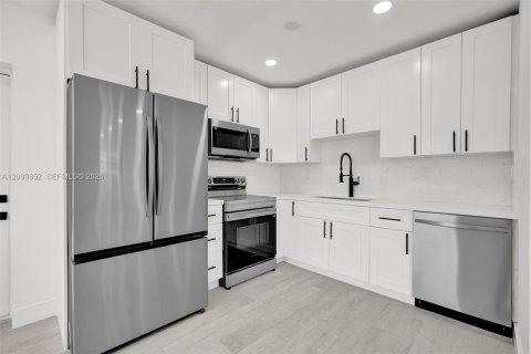House in North Miami Beach, Florida 3 bedrooms, 117.43 sq.m. № 2400598 - photo 19