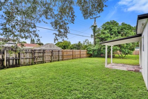 House in North Miami Beach, Florida 3 bedrooms, 117.43 sq.m. № 2400598 - photo 12