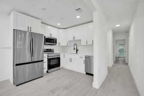 House in North Miami Beach, Florida 3 bedrooms, 117.43 sq.m. № 2400598 - photo 20
