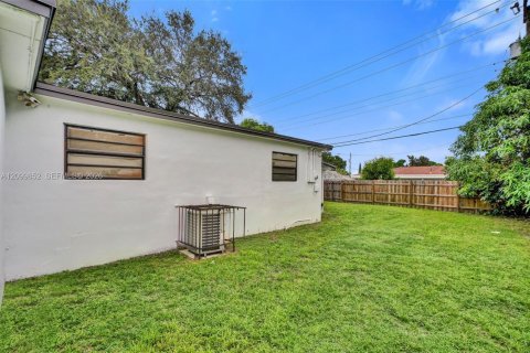 House in North Miami Beach, Florida 3 bedrooms, 117.43 sq.m. № 2400598 - photo 7