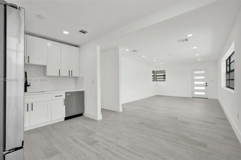 House in North Miami Beach, Florida 3 bedrooms, 117.43 sq.m. № 2400598 - photo 22