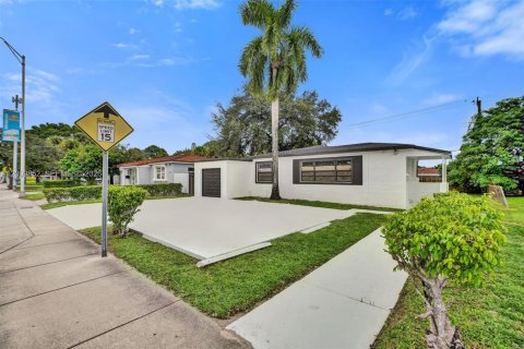House in North Miami Beach, Florida 3 bedrooms, 117.43 sq.m. № 2400598 - photo 5